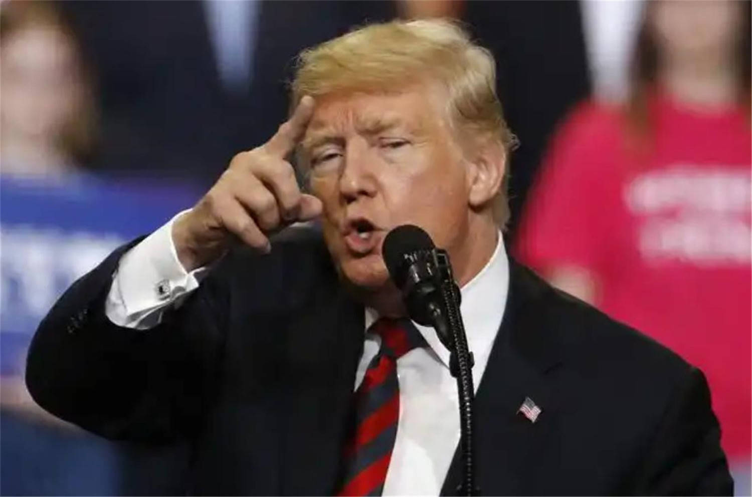 皇冠信用网登2登3_中方偏不上谈判桌皇冠信用网登2登3，特朗普被逼急，对华态度大变，一点办法都没有