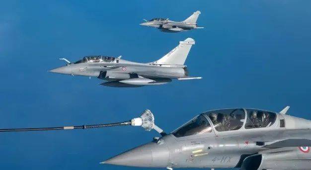 正版皇冠信用网开户_地面战斗爆发正版皇冠信用网开户，国产VT-4坦克迎来首战：SH-15卡车炮全线碾压印军