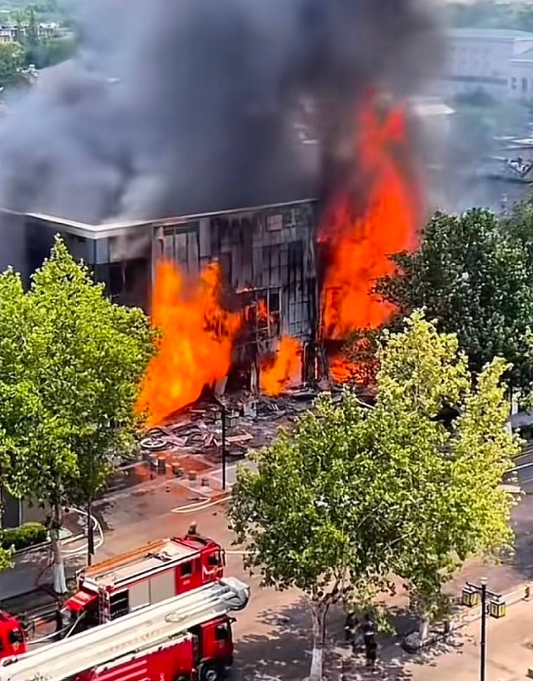 外围买球app十大平台_济南突发火灾致5人受伤1人失联外围买球app十大平台，附近商家称“广场晃动了一下”：有明显震动感