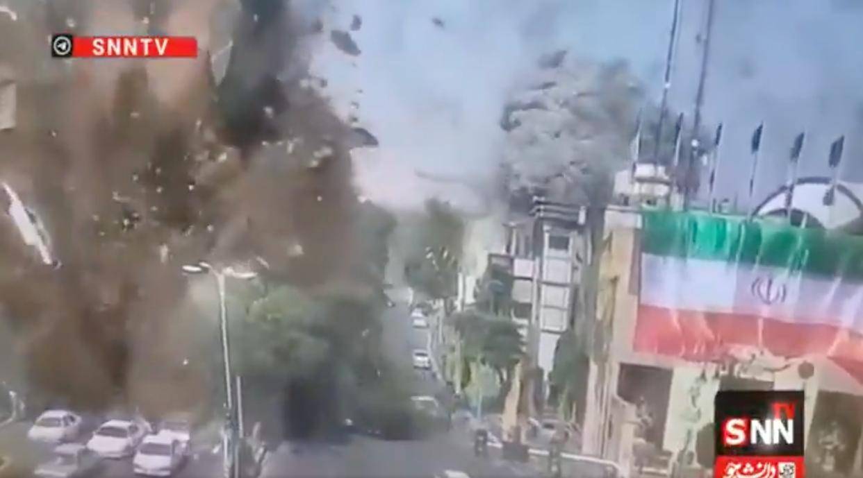 皇冠信用網登2登3_画面曝光！伊媒公开以军袭击德黑兰圣城广场视频皇冠信用網登2登3，“多辆汽车被炸飞至空中”