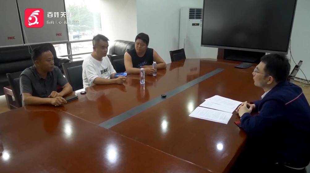 英超足球联赛_贵阳一男子连人带车冲进鱼塘！塘主：鱼死了不少英超足球联赛，车主：我当时正在……