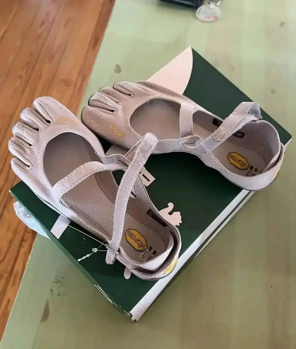 皇冠信用盘注册开户_年轻人正在用丑鞋踹翻全世界