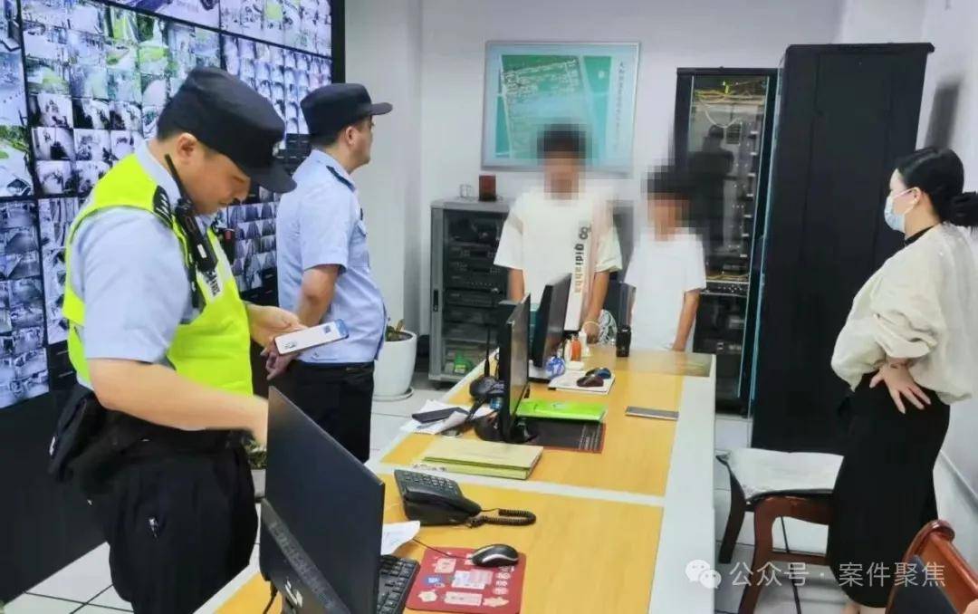 皇冠信用网如何注册_吓出一身冷汗!事发上海皇冠信用网如何注册,3个娃在13楼楼顶边缘“飞檐走壁”,还不是第一次