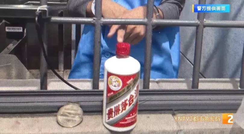 英格兰超级联赛_凌晨怪事！男子提着茅台袋子在车库英格兰超级联赛，翻垃圾桶竟为了.....