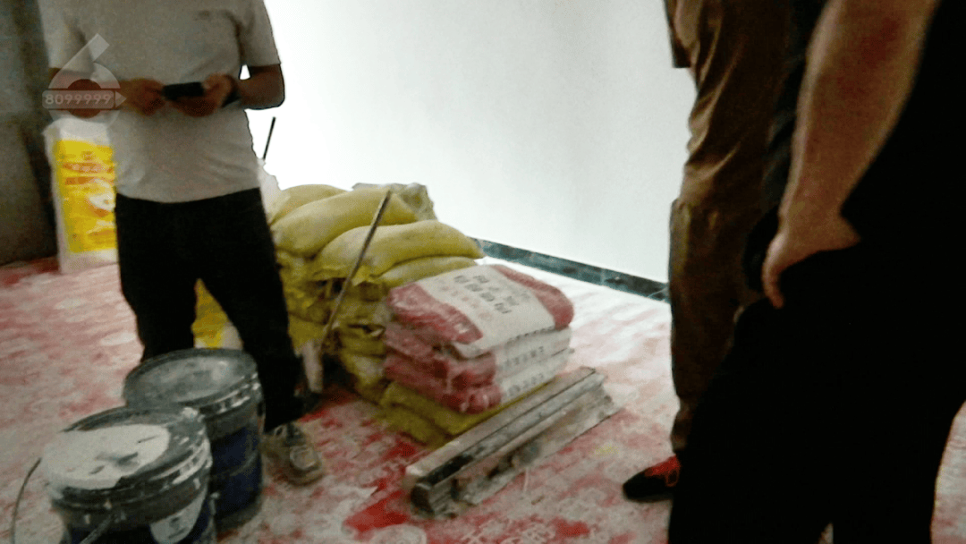 皇冠信用登1_愤怒皇冠信用登1！昆明电视台女记者采访时被打 摄像机遭损坏