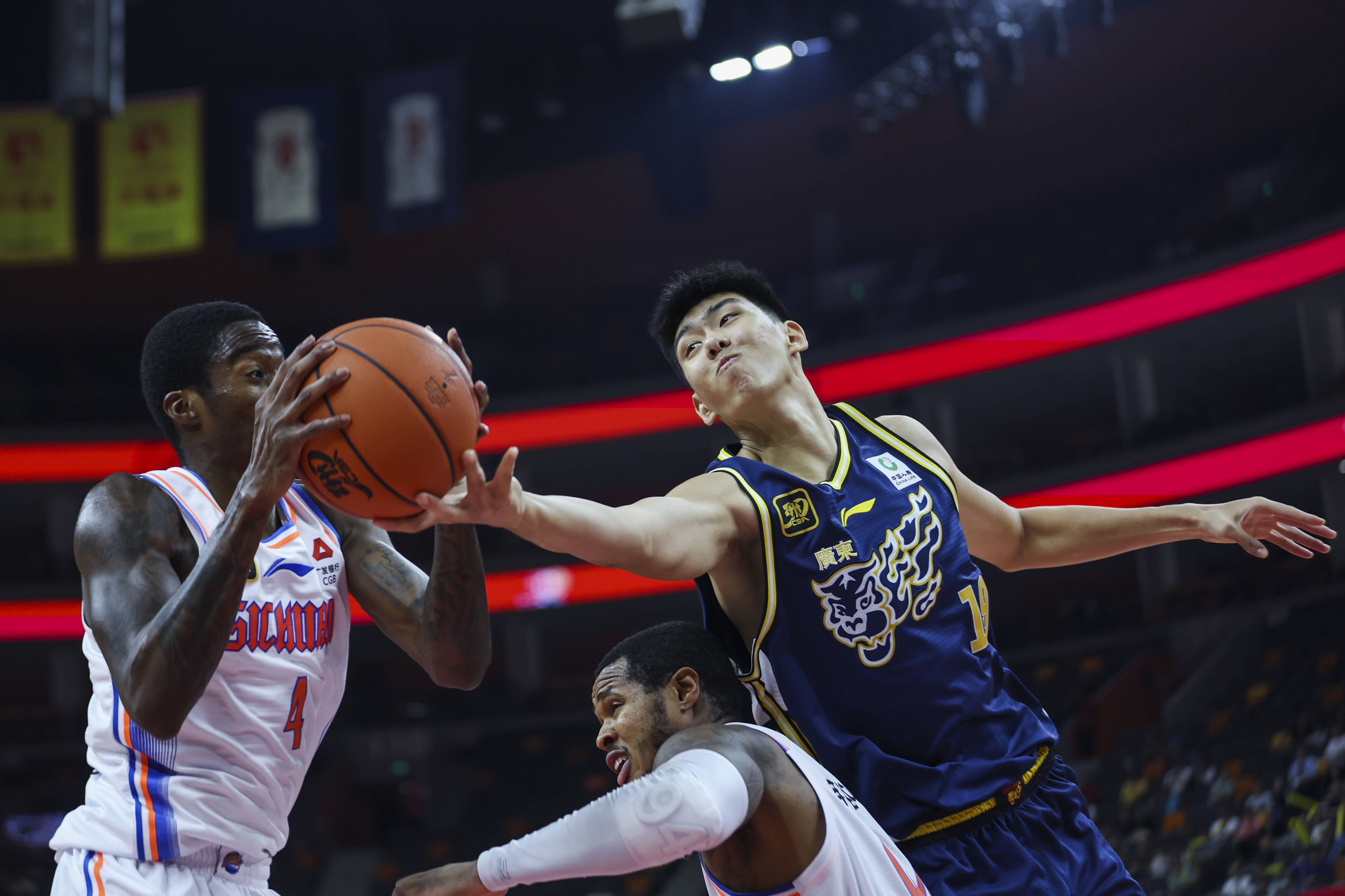 皇冠登3代理申请_曝广东辽宁北控同曦正积极谈判 交易徐昕王岚嵚等人