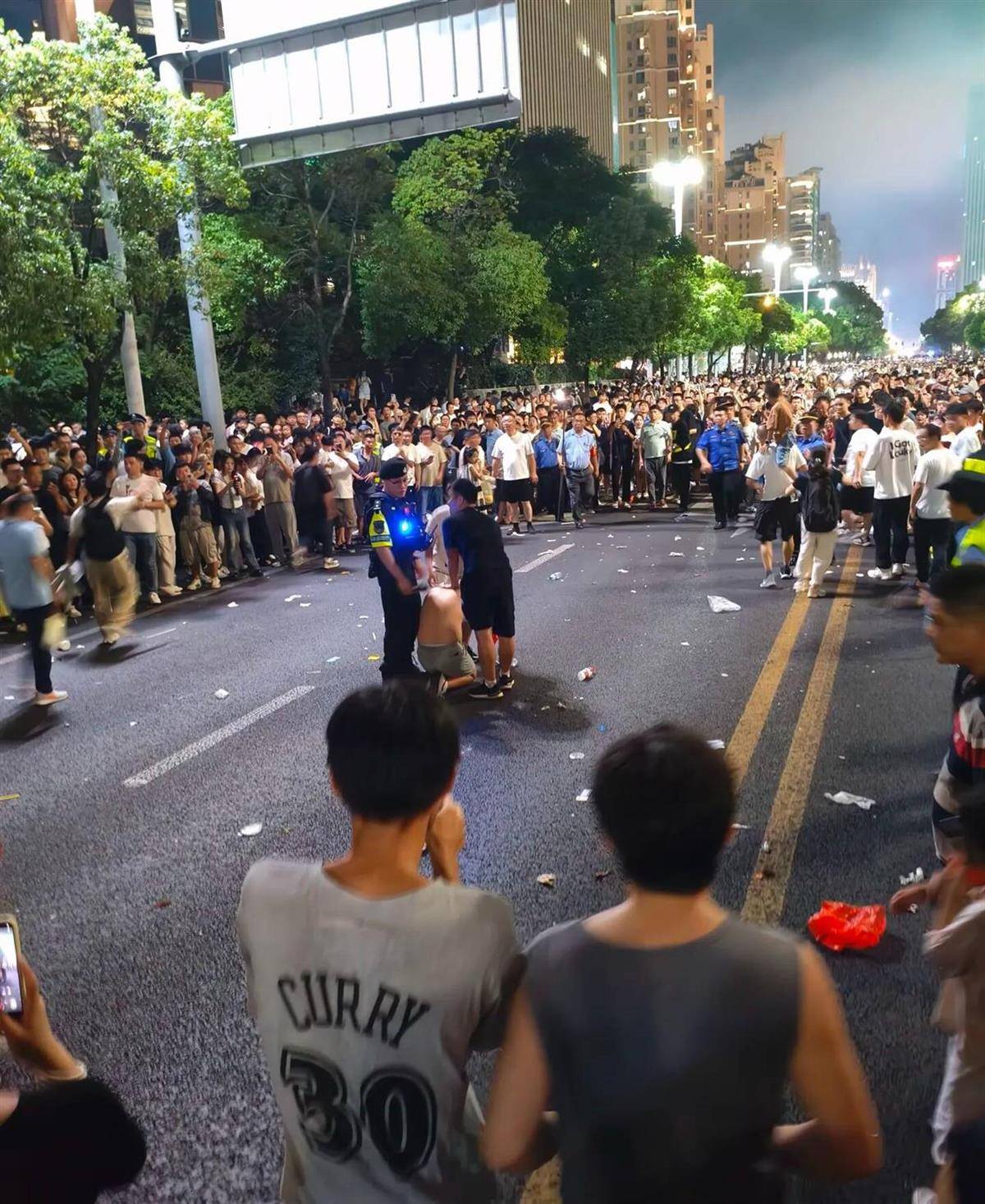 皇冠信用盘怎么注册_男子手拿折扇逛街却被看成持刀皇冠信用盘怎么注册，被路人踹倒抓进派出所，当事人：至今都是蒙的