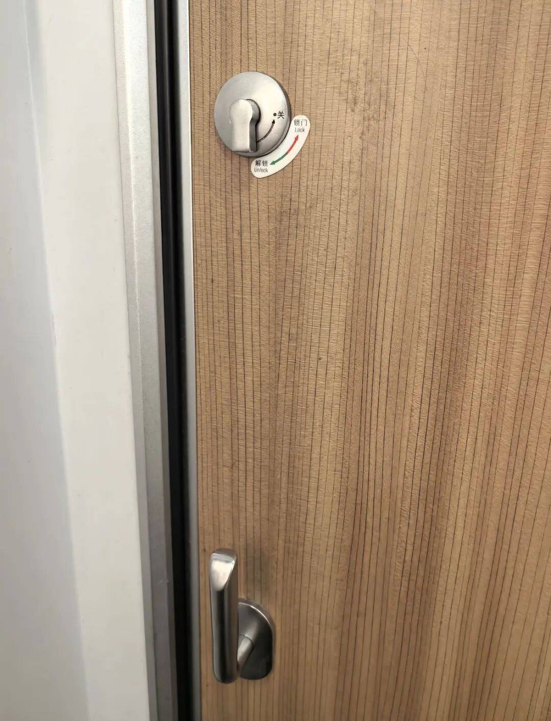 皇冠信用網登0_乘客被困高铁厕所10分钟皇冠信用網登0，“连续敲门吸引他人注意后脱困”！12306回应