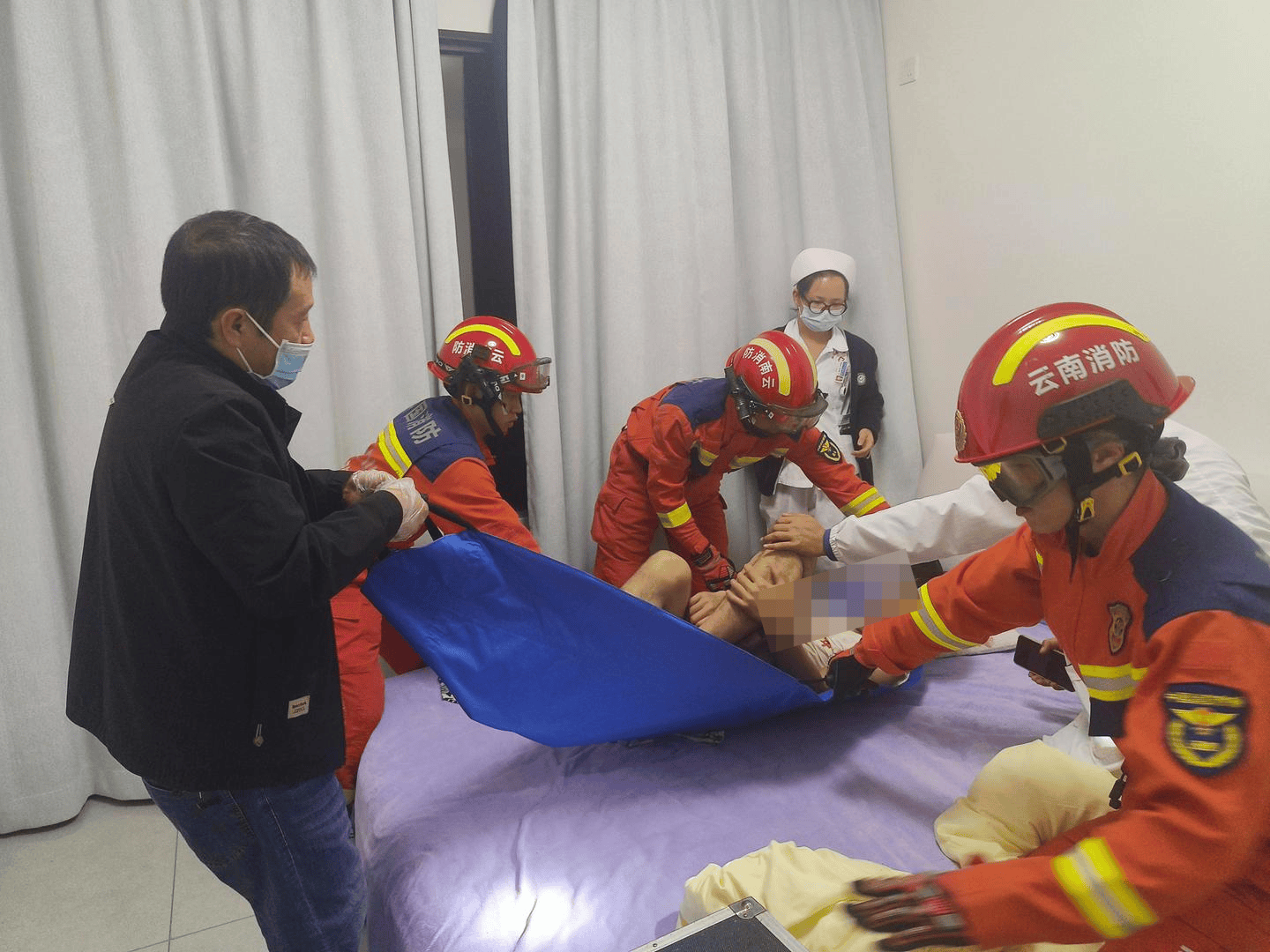 皇冠信用網账号申请
_男子在家独饮醉酒后凌晨打120求救 医生敲门无人应答皇冠信用網账号申请
,消防破门解救