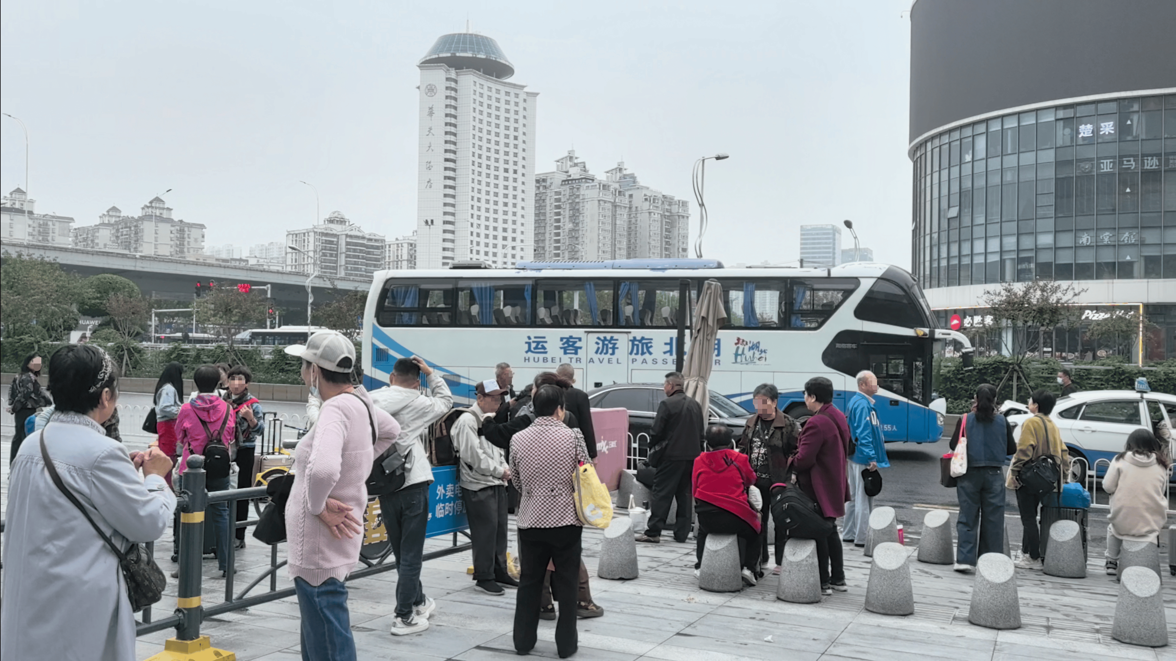 如何申请皇冠信用網_7小时“铁腚”大巴游老年团全纪录：不在家里做饭如何申请皇冠信用網，我出门就像打鸡血