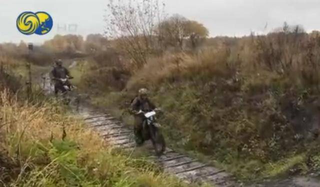 皇冠信用盘注册
_俄军摩托车冲锋队突击红军城:穿插乌军阵地皇冠信用盘注册
,对纵深目标迂回渗透