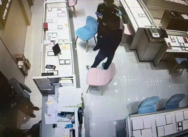 皇冠信用网代理怎么申请_股市套现170万元后皇冠信用网代理怎么申请，杭州男子豪购300克金条！老板当场报警……