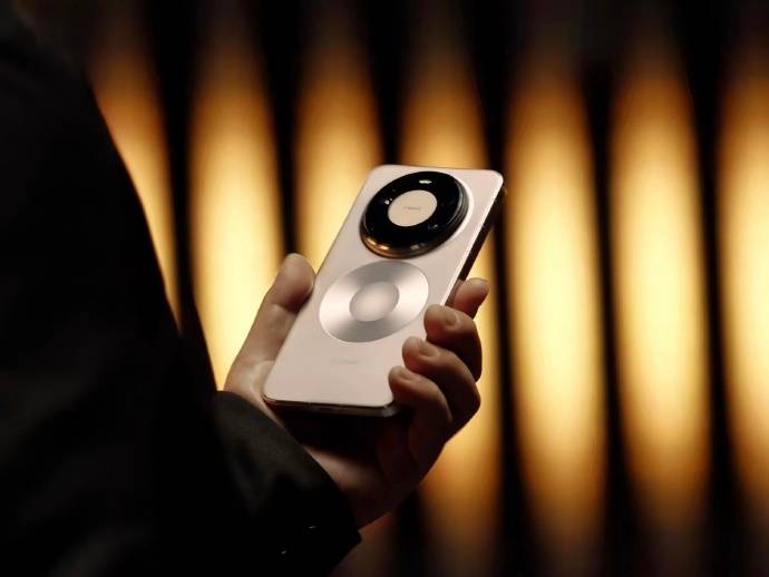 如何申请皇冠信用網_余承东首秀华为 Mate 80 系列真机如何申请皇冠信用網，双圆环设计亮眼