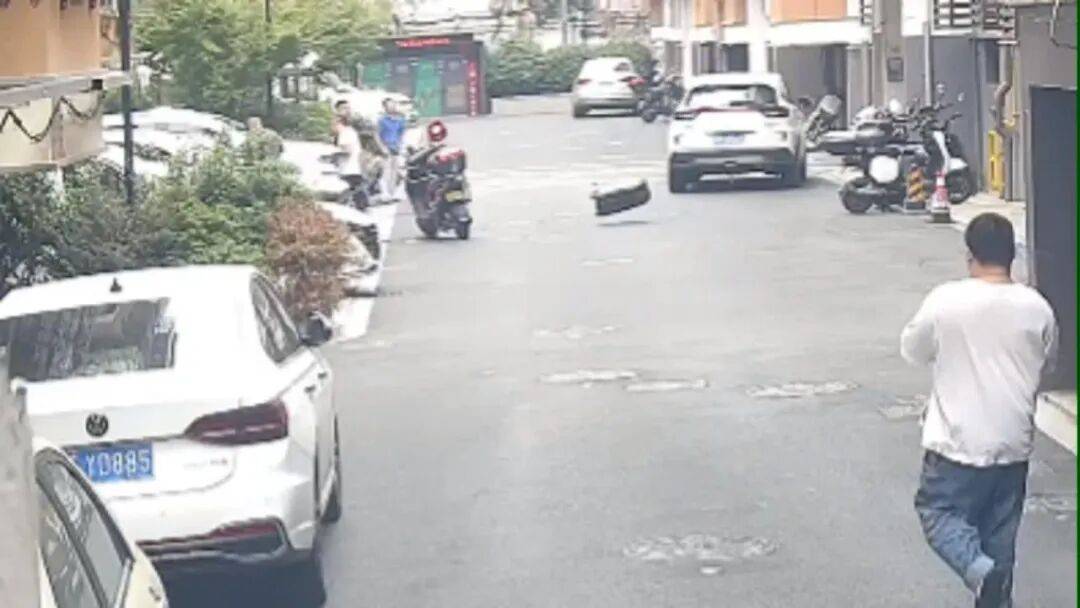 皇冠信用網出租
_因妻子没带包子回家皇冠信用網出租
,浙江一男子怒把30斤行李箱从6楼扔下,还称“砸到人了我就负责,没砸到就没事”,目前该男子已被刑拘