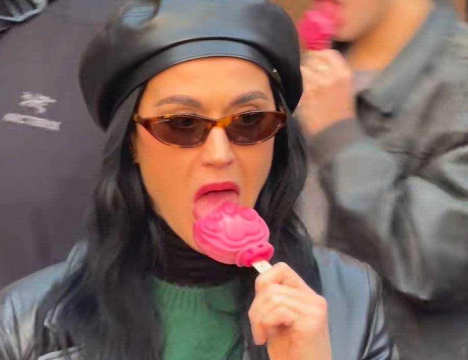 皇冠信用網怎么开通_知名女歌手在上海迪士尼被偶遇皇冠信用網怎么开通，见证求婚！“一时不知道谁更幸福”