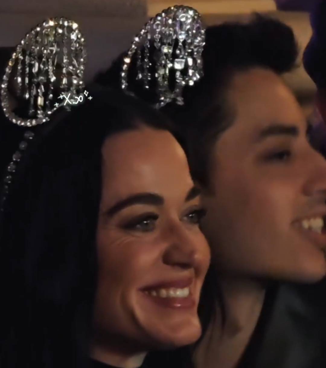 皇冠信用網怎么开通_知名女歌手在上海迪士尼被偶遇皇冠信用網怎么开通，见证求婚！“一时不知道谁更幸福”