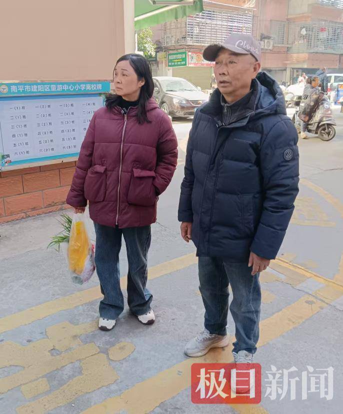 皇冠信用网出租_章莹颖父母失去女儿也无收入来源皇冠信用网出租，带货勉强能糊口，直播间“黑粉”被网友骂走