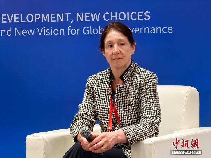 马德里竞技足球
_希拉里:中国在太阳能和电动车等领域的优异成绩令人深刻