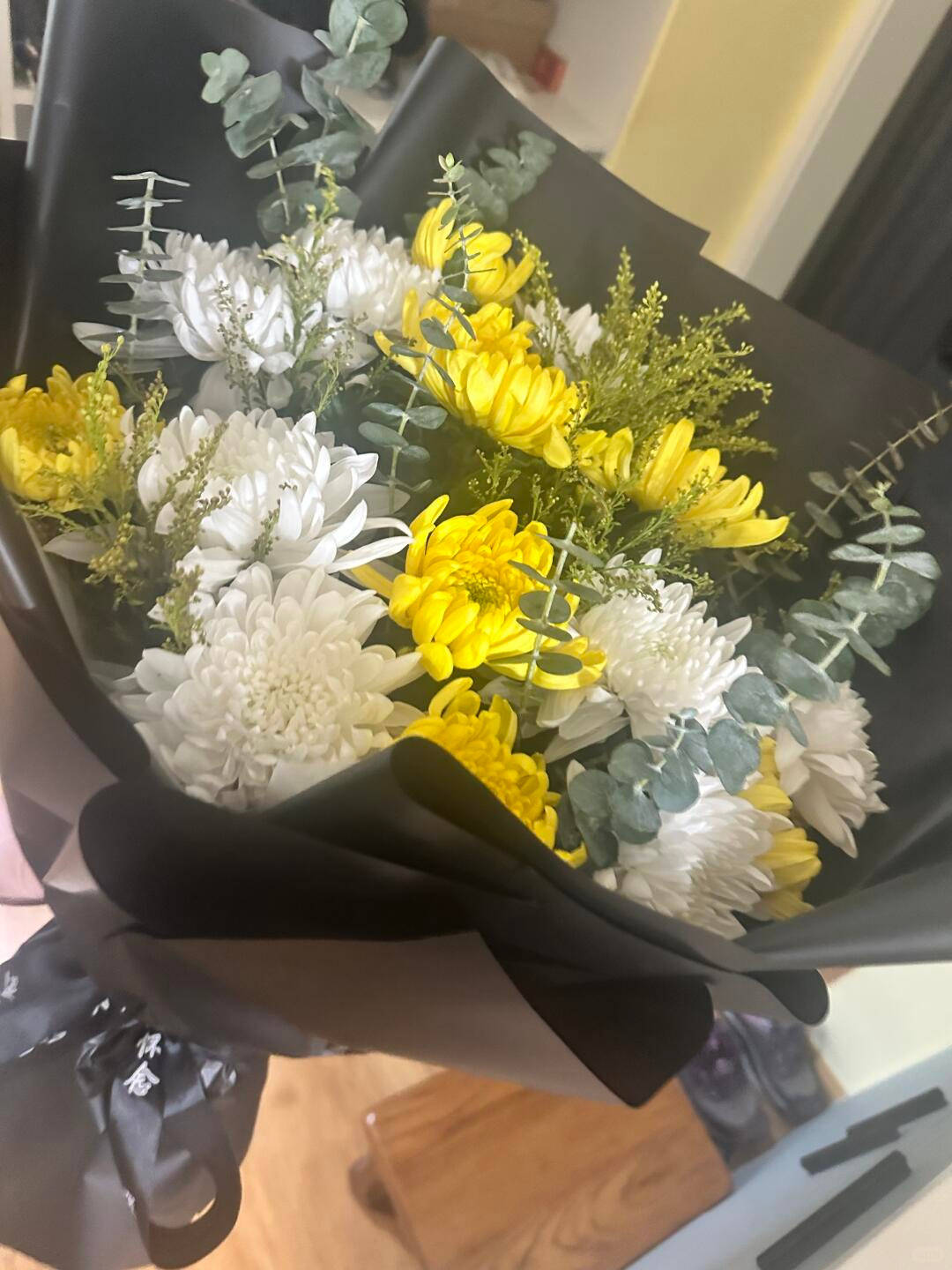 皇冠信用網怎么开户_上海高中生买99朵康乃馨为母亲庆生皇冠信用網怎么开户，却收到菊花写着“缅怀逝者”，店家：骑手送错了