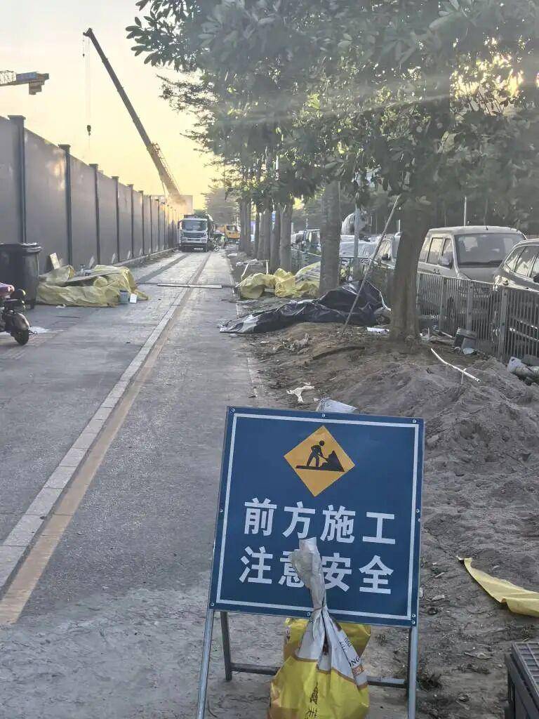 皇冠体育正网_深圳一1800平绿地遭破坏!部门确认无证施工皇冠体育正网,将重点巡查