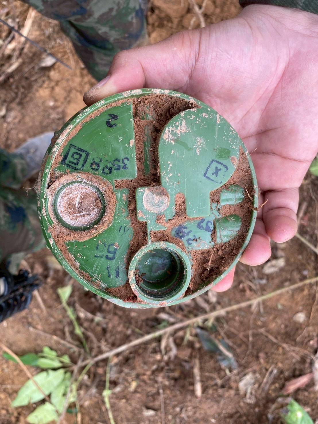 正版皇冠信用网代理_不给洪森父子拼命正版皇冠信用网代理,柬军跑了:泰国缴获中械摆一地,越南武器参战