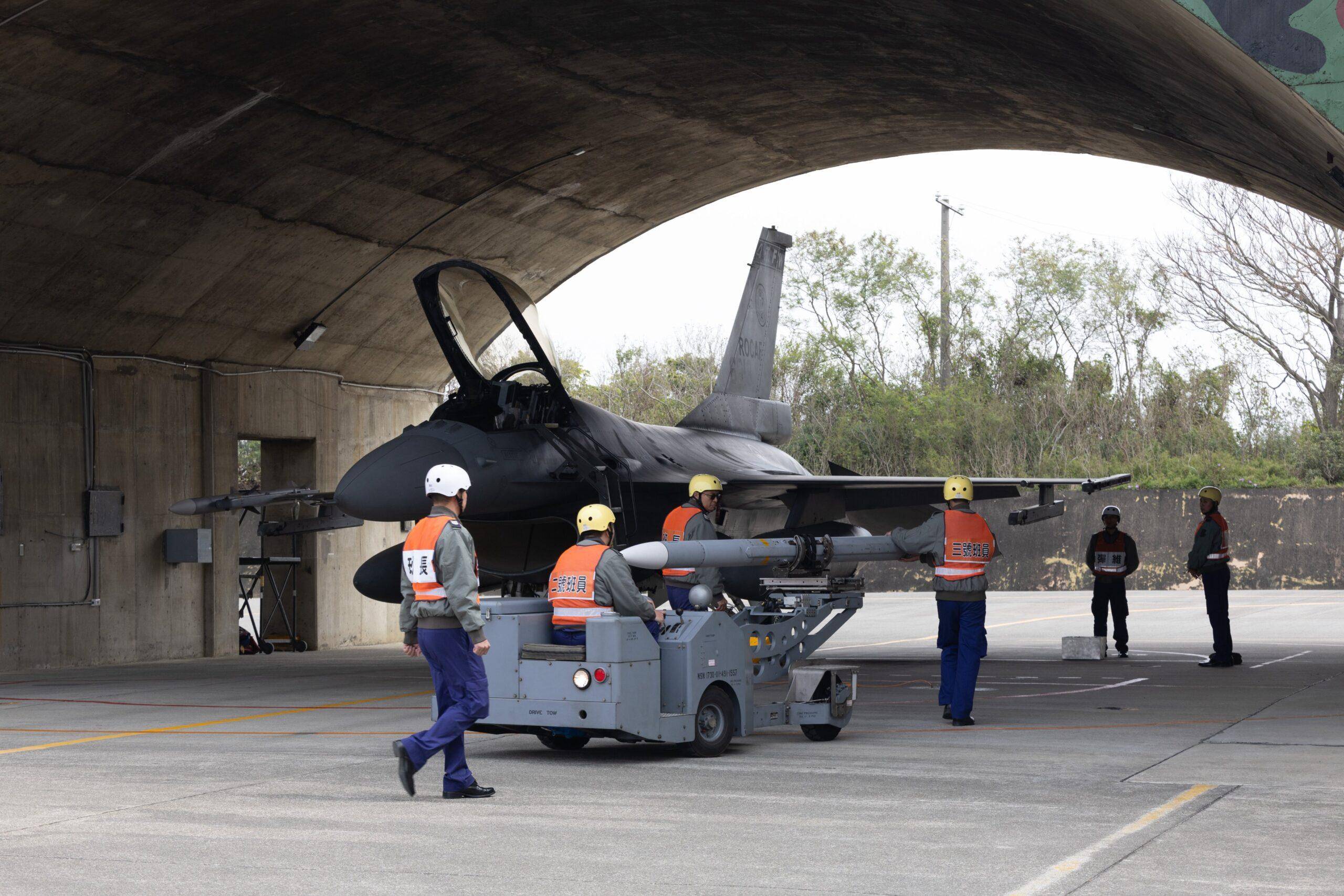 皇冠登一登二登三区别_解放军歼-16D“大战”台军F-16V战机皇冠登一登二登三区别，谁胜谁负，早已经失去悬念