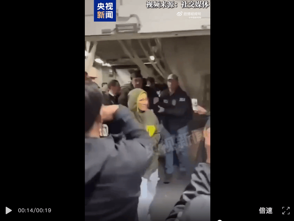 皇冠信用网如何注册_马杜罗现身美国缉毒局采指纹皇冠信用网如何注册,英语、西班牙语切换和众人打招呼,疑似左腿受伤